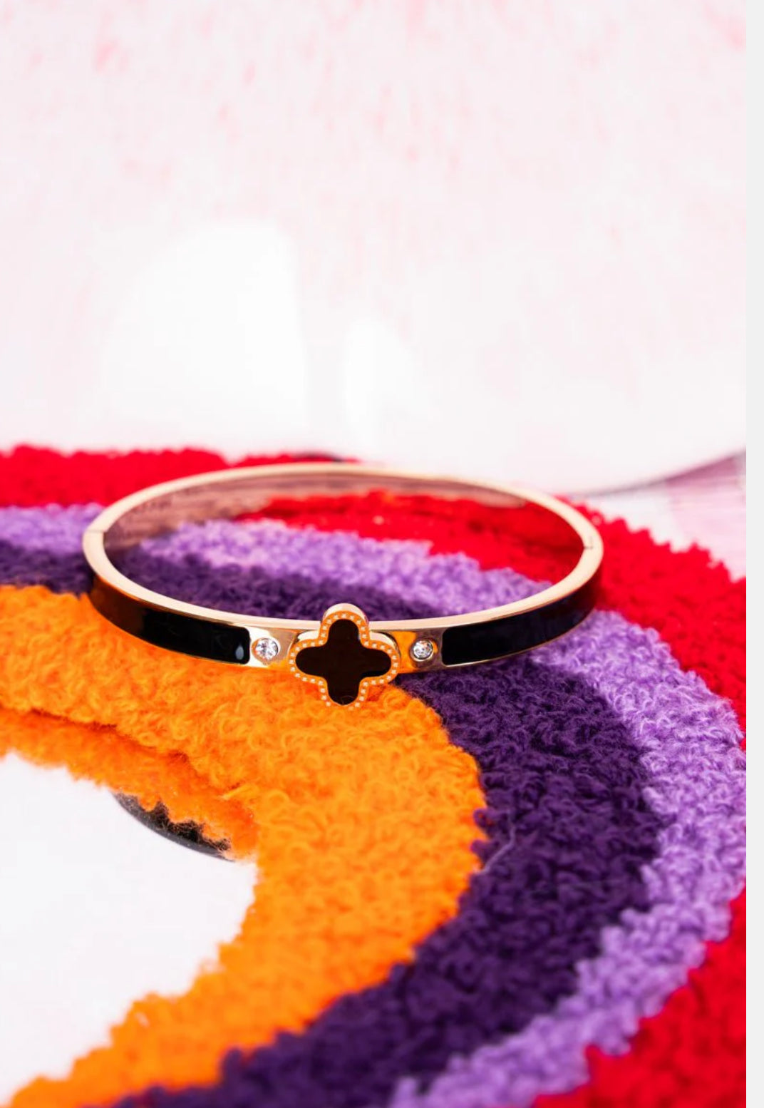 GOLDTONE BLACK QUATREFOIL BANGLE